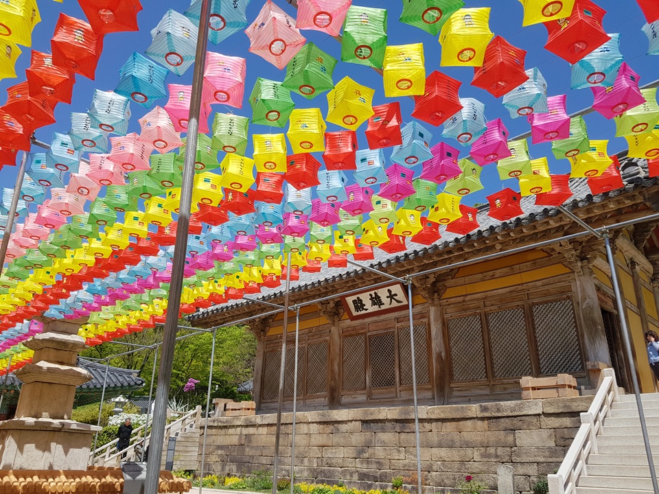 불기 2561년 5월 3일(음. 4월8일) 부처님오신날을 맞아 충남 예산 수덕사 대웅전앞에는 수천 개의 연등이 설치되어 부처님오신날을 봉축하고 있다. 수덕사 대웅전은 국보 49로 지정 되어 있다.