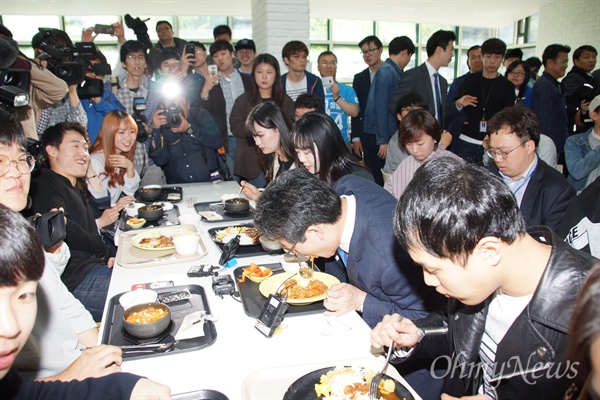 영남대 바른정당 대선후보가 27일 낮 영남대 학생식당에서 학생들과 함께 식사를 하고 있다.