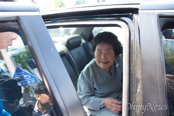 유승민 바른정당 대선후보의 어머니 강옥성(88)씨가 27일 오전 대구시 수성구 담티역에서 유 후보를 향해 응원을 보내고 있다.
