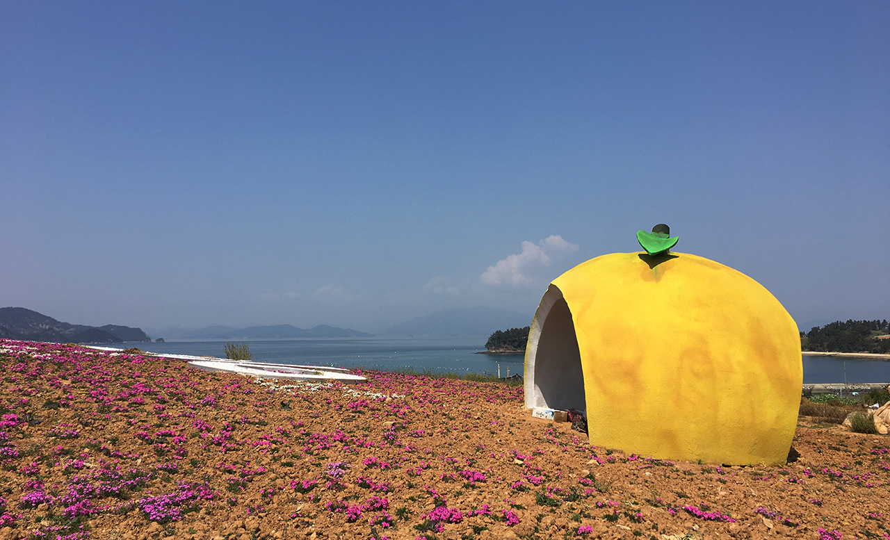 연홍도는 한국에선 유일하게 섬 전체가 '지붕 없는 미술관'인 섬이다. 연홍도 낮은 언덕바지에 있는 노란 유자 조형물.