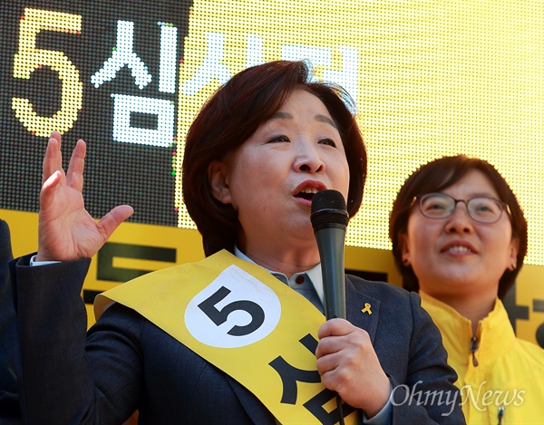 심상정 정의당 후보가 27일 오후 서울 성북구 성신여대앞에서 유세를 하고 있다.