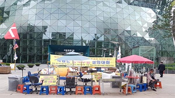 서울시청 앞을 무단점유하고 있는 임아무개 목사의 시설물들.