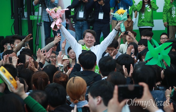 대구 다시 찾은 안철수 "될 사람 밀어달라" 안철수 국민의당 대선후보가 27일 오후 대구 중구 대구백화점 앞에서 열린 ‘국민이 이깁니다’ 국민승리유세에서 대선승리를 다짐하며 유권자들에게 지지를 호소하고 있다.