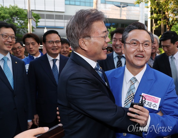 '문재수' 만난 문재인 문재인 대선후보 패러디로 화제가 되고 있는 배우 김민교씨가 27일 오후 경기 성남 야탑역 광장에서 현장 유세에 나선 문재인 후보를 직접 만나 함께 웃음을 터뜨리고 있다. 김민교씨는 현재 tvN 'SNL 코리아 시즌9' 방송 '미운 우리 프로듀스 101'라는 정치 풍자 코너에서 문재인 패러디 '문재수'역으로 열연하고 있다.  