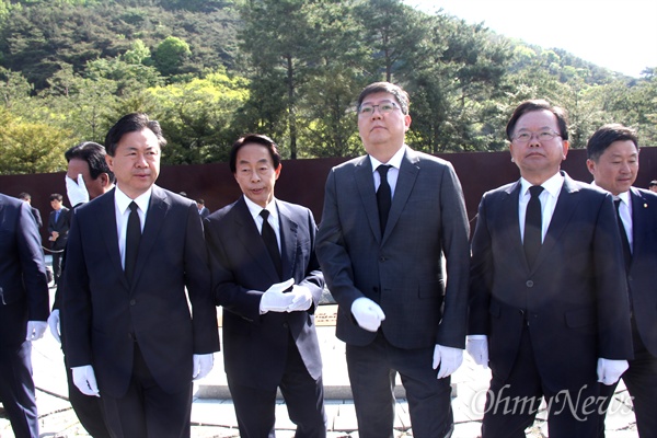 고 김대중 전 대통령의 아들인 김홍걸 더불어민주당 국민통합위원장과 김영삼 전 대통령 아들인 김현철 교수가 28일 오전 고 노무현 전 대통령 묘소를 참배한 너럭바위에서 돌아서 나오고 있다.