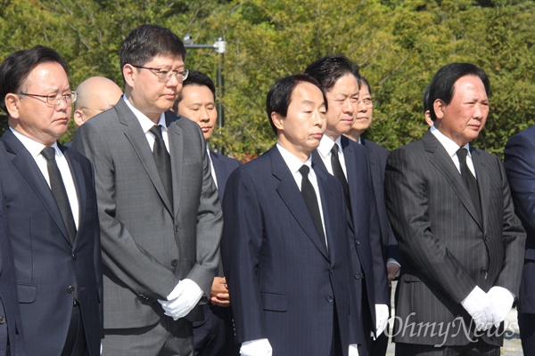 고 김대중 전 대통령의 아들인 김홍걸 더불어민주당 국민통합위원장과 고 김영삼 전 대통령의 아들인 김현철 교수 등이 28일 오전 고 노무현 전 대통령 묘소를 참배하고 있다.