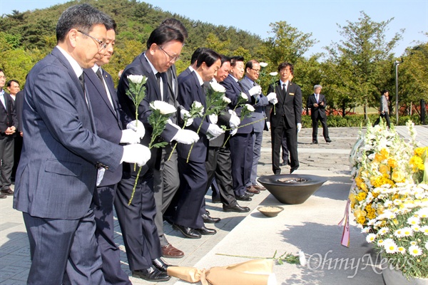 고 김대중 전 대통령의 아들인 김홍걸 더불어민주당 국민통합위원장과 고 김영삼 전 대통령의 아들인 김현철 교수 등이 28일 오전 고 노무현 전 대통령 묘소를 참배하고 있다.