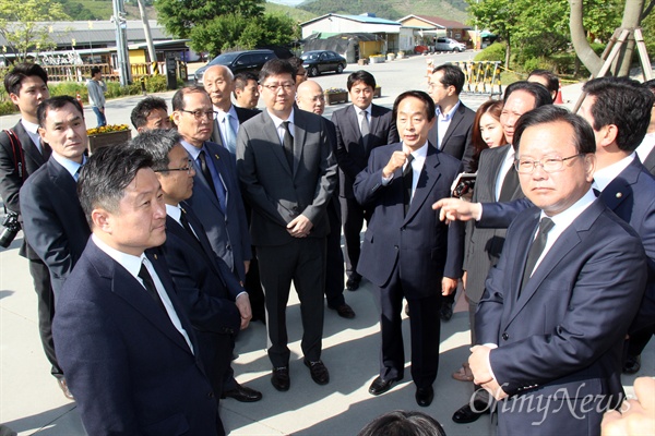 고 김대중 전 대통령의 아들인 김홍걸 더불어민주당 국민통합위원장과 고 김영삼 전 대통령의 아들인 김현철 교수 등이 28일 오전 고 노무현 전 대통령 묘소를 참배하기 위해 모여 있다.