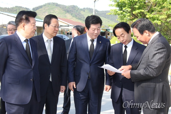 고 김영삼 전 대통령의 아들인 김현철 교수 등이 28일 오전 고 노무현 전 대통령 묘소를 참배하기 위해 모여 이야기를 나누고 있다.