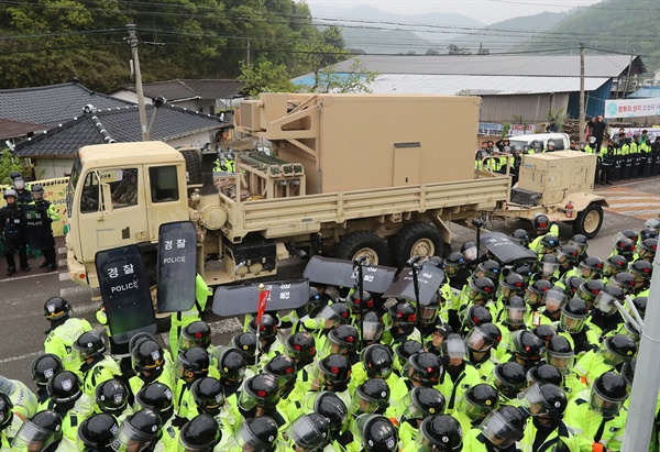 지난 26일 오전 경북 성주군 성주골프장으로 사드(THAAD·고고도미사일방어체계) 관련 장비를 실은 트레일러가 들어가고 있다.