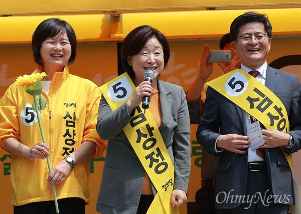 2017년 4월 28일 당시 심상정 정의당 대선후보가 서울 마포구 홍익대 부근에서 유세를 하고 있는 모습.