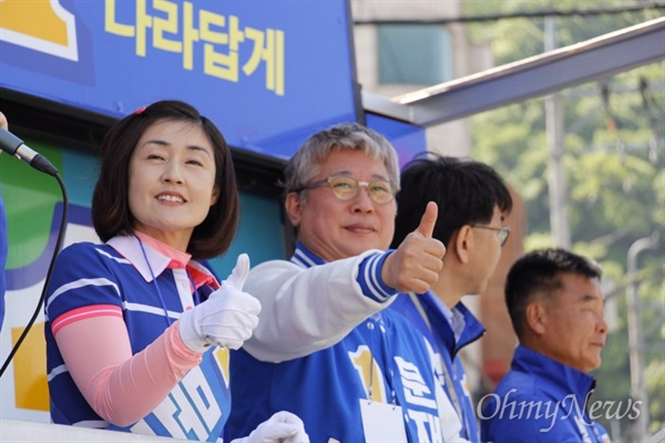 더불어민주당 조응천, 김병관 국회의원이 한은정 창원시의원 등과 함께 28일 경남 의령, 김해 등지를 돌면서 문재인 대선후보 지원유세를 벌였다.