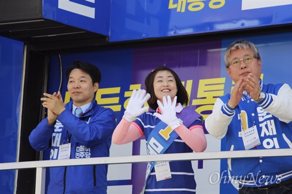 더불어민주당 조응천, 김병관 국회의원이 한은정 창원시의원 등과 함께 28일 경남 의령, 김해 등지를 돌면서 문재인 대선후보 지원유세를 벌였다.