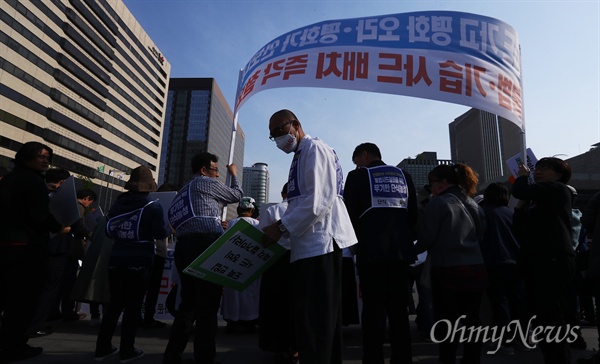  미 대통령 트럼프가 사드 한국배치비용 10억 달러 요구하겠다는 발표가 난 28일 오후 서울 광화문광장에서 사드한국배치저지전국행동, 원불교 등 시민단체 소속 교무와 활동가들이 기자회견을 열고 '사드비용요구 규탄'과 '사드장비 즉각 철거'를 주장하고 있다. 10억달라는 약 1조 1301억원에 달한다.  