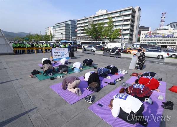  미 대통령 트럼프가 사드 한국배치비용 10억 달러 요구하겠다는 발표가 난 28일 오후 서울 광화문광장에서 사드한국배치저지전국행동, 원불교 등 시민단체 소속 교무와 활동가들이 사드철수촉구 100배를 하고 있다. 