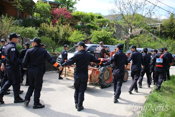 성주군 소성리 주민들이 28일 미군차량의 진입을 막기 위해 트랙터를 이용해 농로를 막았지만 경찰은 주민들을 막고 강제로 트랙터를 이송해갔다. 