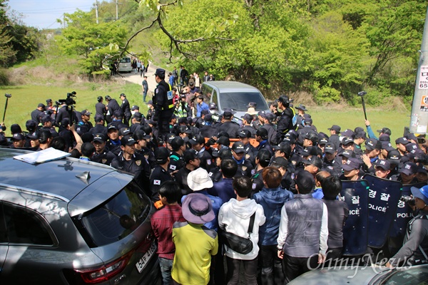 소성리 주민들이 트랙터를 이용해 소성리에서 김천으로 넘어가는 길을 막자 경찰들이 트랙터를 강제로 끌어내기 위해 에워싸고 있다.