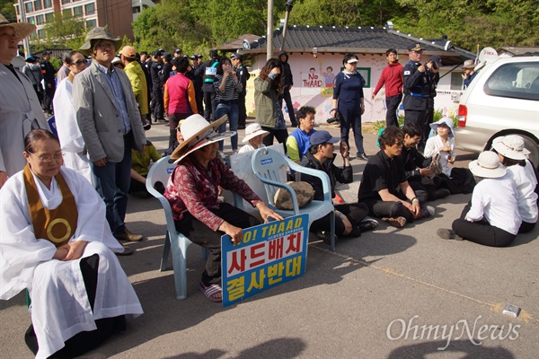 성주군 소성리 주민들과 원불교 교무들이 28일 오후 소성리 마을회관 앞 도로를 막고 앉아 차량의 통행을 막았다.