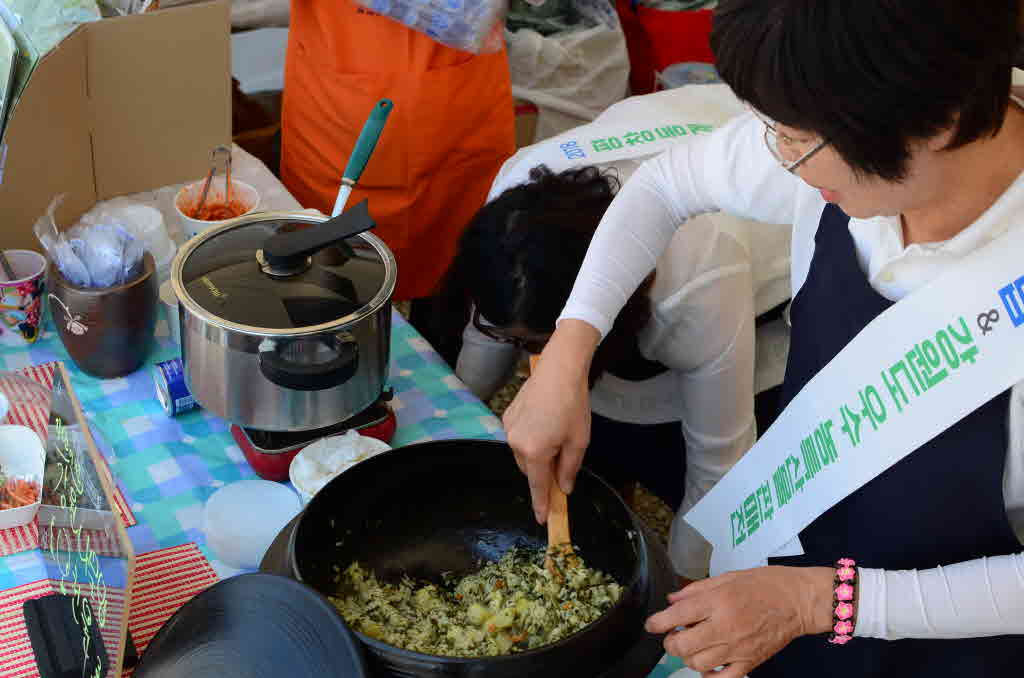 평창올림픽에서 선보이는 지역메뉴 "강원나물밥을" 홍보하고 있다.