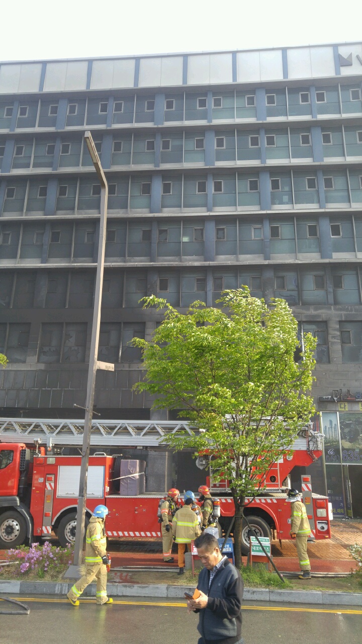 오늘 오후 4시30분께 내포신도시 주상복합건물 1층에서 인테리어 공사중 화재가 발생했다. 