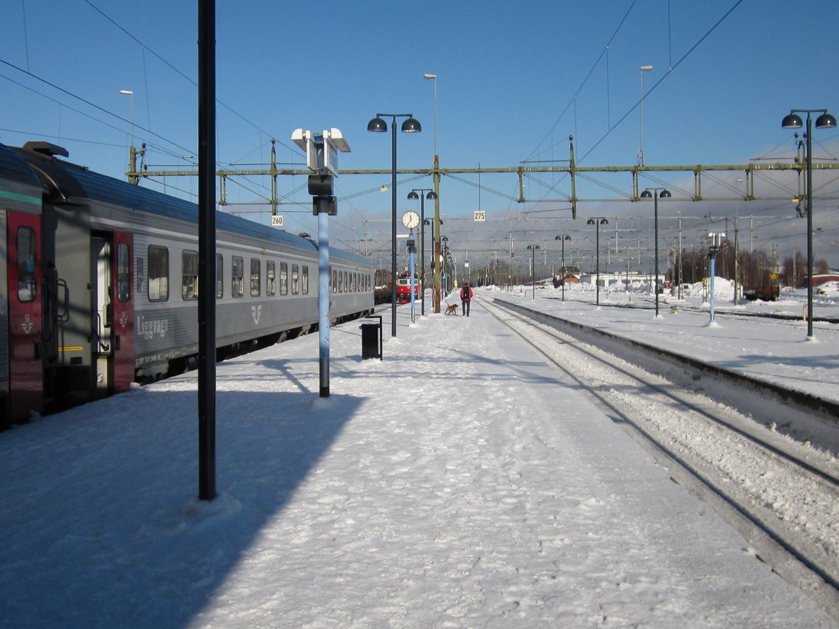  아비스코 투어리스트 역으로 가기 위해 기차를 갈아타야 한다.