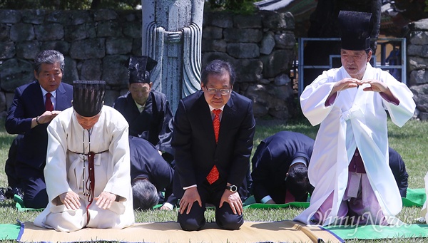 '후보님 이렇게 하셔야 합니다' 자유한국당 홍준표 후보가 29일 오전 경남 김해 김수로왕릉을 방문해 참배를 하고 있다. 