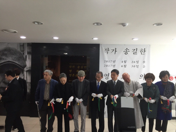  작가 송길한의 '영화의 영혼을 쏘다' 전시회 오픈식 행사가 열리고 있다.