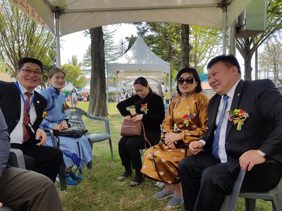 29일 '매헌 윤봉길 의사 상해 의거 85주년'에는 일본,중국,몽골의 지식인 30여명과 한국의 청소년들과 윤의사의 사상에 대한 평화 콘서트가 열렸다. 사진은 평화콘서트에 참석한 몽골 초청자들이다.