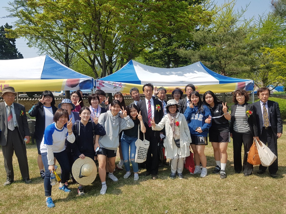 29일 '매헌 윤봉길 의사 상해 의거 85주년'에는 일본,중국,몽골의 지식인 30여명과 한국의 청소년들과 윤의사의 사상에 대한 평화 콘서트가 열렸다. 평화 콘서트를 마친 한국의 덕산고 학생들과 일본 초청자들이 기념촬영을 하고 있다.