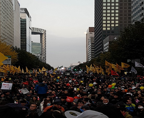  지난해 촛불집회에 모인 시민들의 모습. 김건호씨는 적폐청산의 주체가 정부와 권력자가 되면 자신의 입장과 반대되는 시민을 청산할 위험이 클 것이라 우려했다. 