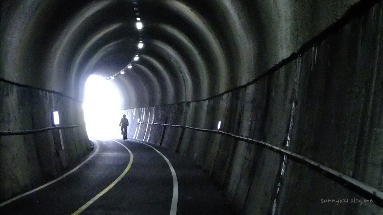 등에 맺힌 땀이 금세 사라지는 시원한 터널이 8개나 이어지는 남한강변.