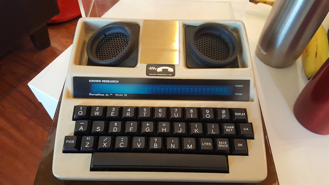 청각장애자용 겸 초기 컴퓨터 모뎀으로 개발된 PortaView Junior Model 32
