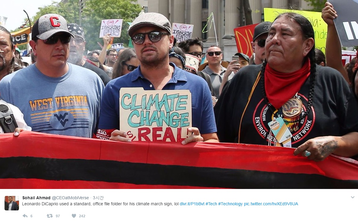 영화배우 리어나도 디카프리오의 트럼프 행정부 환경정책 반대 집회 참석을 알리는 소셜미디어 갈무리.