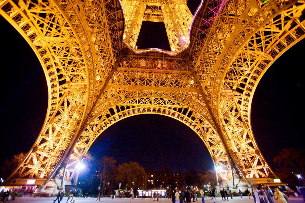 불 밝힌 에펠탑. 아래 선 사람들을 보면 탑의 크기와 높이를 짐작할 수 있다.