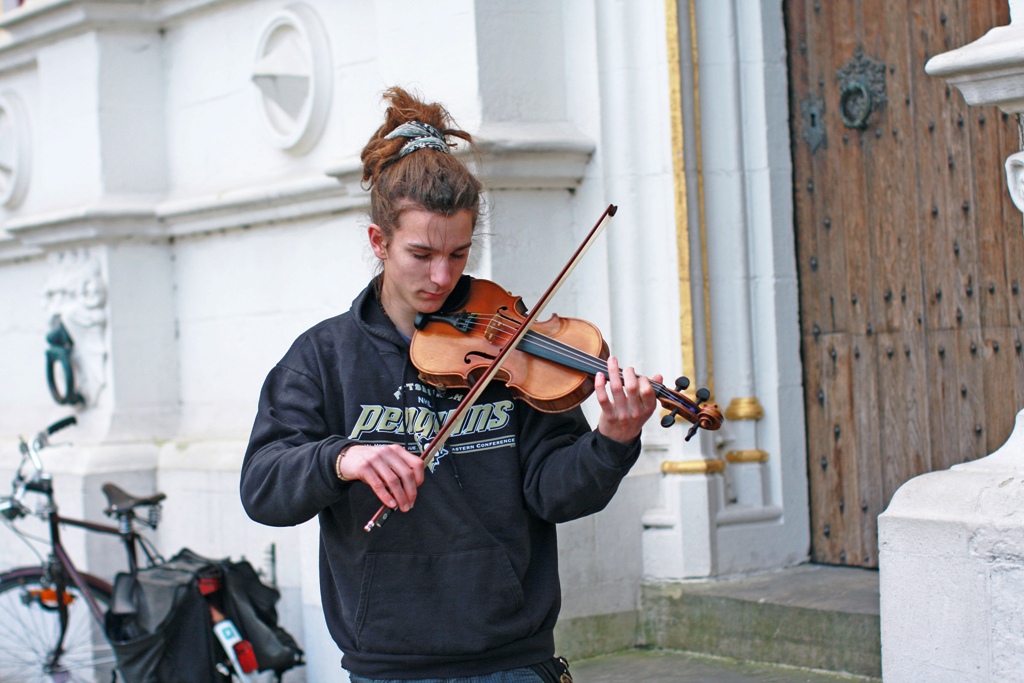 멋진 바이올린 연주를 선보인 파리의 거리 연주자.
