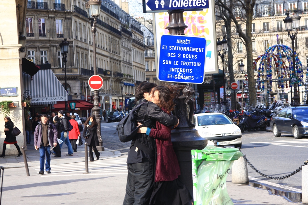 프랑스 연인들은 애정표현에 거침이 없다. 거리에서 서로를 안고 있는 커플.