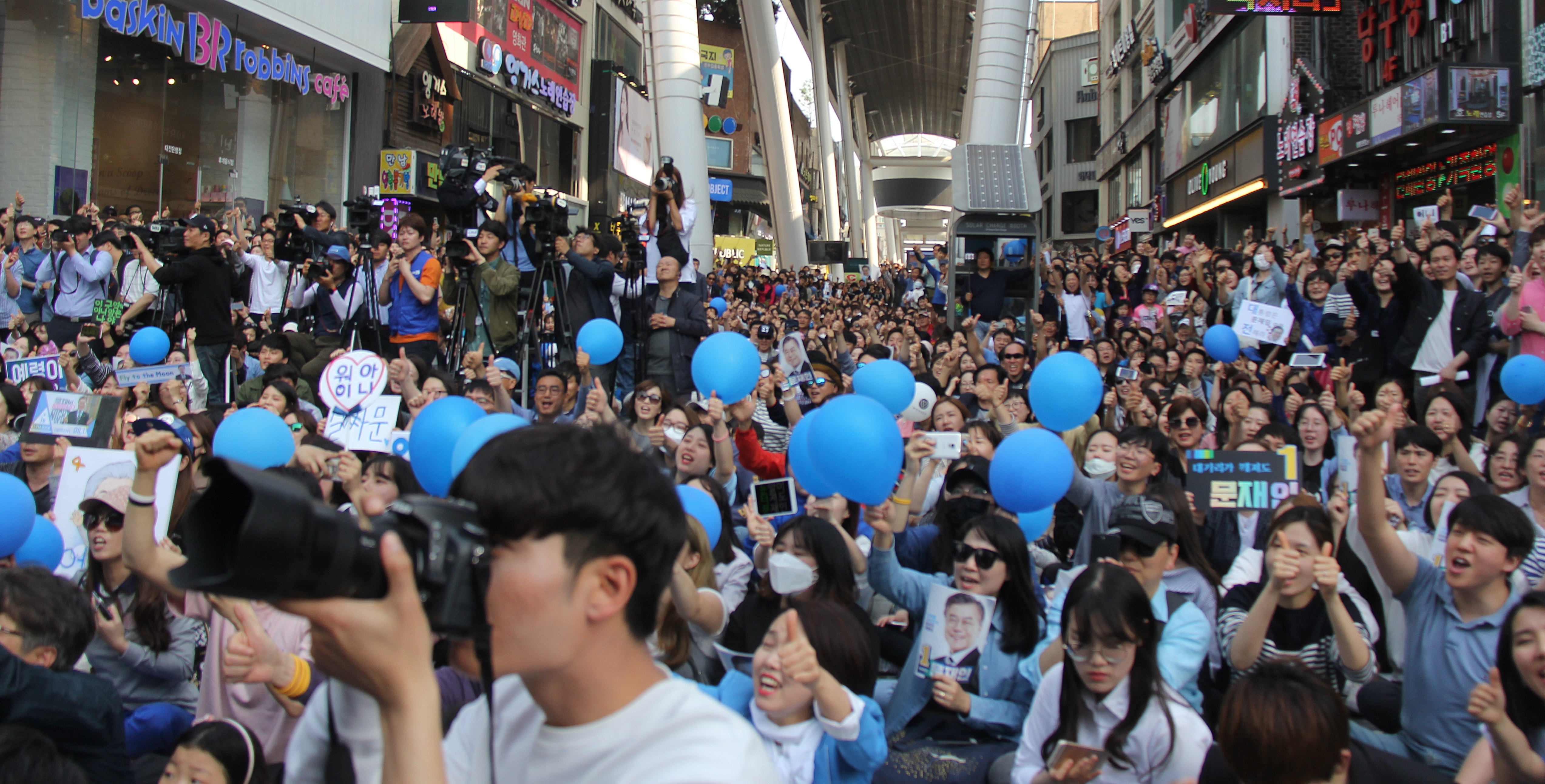 문재인 후보가 30일 오후 대전 으능정이 거리를 찾아 시민들에게 지지를 호소하고 있다. 이날 5000여 명의 시민들이 문재인을 연호했다.   