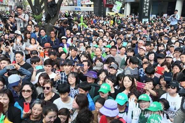  30일 경기 안양시 동안구 범계 로데오거리에서 열린 안철수 국민의당 대선후보의 '국민이 이깁니다' 집중유세에서 시민들이 안 후보의 유세를 지켜보고 있다. 