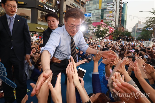 문재인 더불어민주당 대선후보가 지난 4월 30일 오후 서울 서대문구 신촌에서 가진 유세에서 시민들과 악수를 하고 있다.