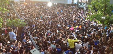 이날 4만 여 지지자들이 모여 "문재인"을 연호했다.