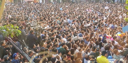 이날 4만 여 지지자들이 모여 문재인 후보를 연호 했다.