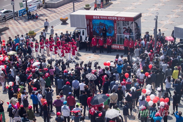 자유한국당 홍준표 후보가 1일 오전 광주 광산구 광주송정역 광장에서 유세를 펼치고 있다. 