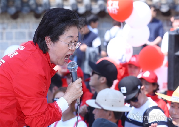  바른정당을 탈당해 최근 자유한국당으로 복당한 이은재 의원이 1일 오후 전북 전주 전동성당 앞 광장에서 열린 홍준표 후보 유세에서 지원 연설을 하고 있다.