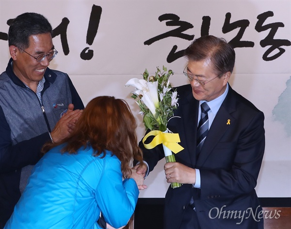 문재인이 받은 '카라 다섯 송이' 꽃말은? 100만 조합원 총투표로 문재인 더불어민주당 대선후보 지지를 결정한 한국노총이 세계 노동절인 1일 오후 서울 영등포구 여의도동 한국노총을 방문한 문 후보에게 카라 꽃을 선물하고 있다. 이날 문 후보가 받은 카라 다섯 송이 꽃말은 '아무리 봐도 당신 만한 사람은 없습니다'라고 전했다. 