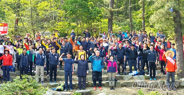  민주노총 경남지역본부는 5월 1일 창원 천주산 달천계곡 야외무대에서 '127주년 세계노동절 기념대회’를 열고 등반했다.