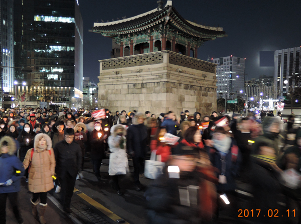  2017년 2월 11일 광화문에서 열린 박근혜 전 대통령 탄핵을 위한 촛불시위장면, 이런 시위는 4개월 간 불미스러운 사고  하나 없이 잘 지속되었다