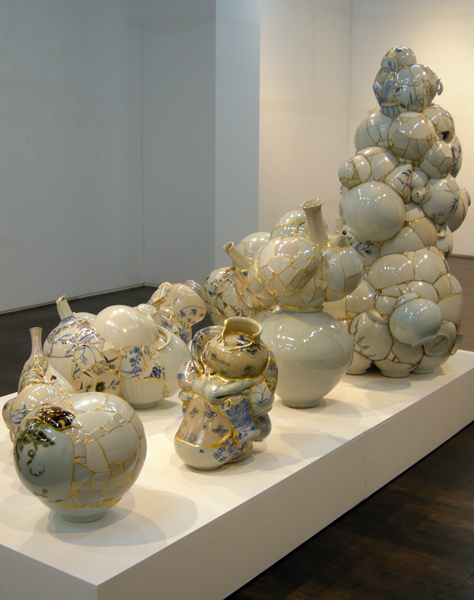  이수경(Yee Sookyung) I '번역된 도자기(Translated Vase)', Ceramic trash, epoxy, 24k gold leaf 2010. 2010년 강남 마이클 슐츠갤러리에서 전시할 때 장면