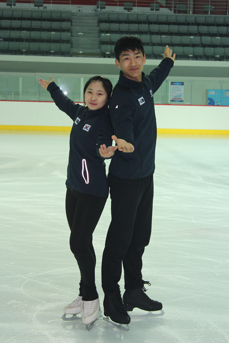  피겨 페어스케이팅 선수 김수연(왼쪽)-김형태(오른쪽)과 포즈를 취하고 있다 