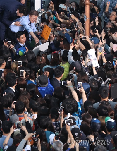 문재인의 유세는 '스킨십' 문재인 더불어민주당 대선후보가 1일 오후 의정부 젊음의 거리에서 열린 집중유세에서 시민들과 일일이 손잡으며 스킨십하고 있다. 