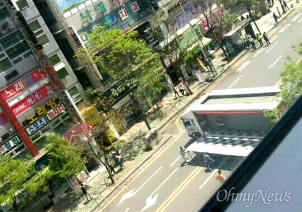  자유한국당 홍준표 대선후보가 지난 4월 29일 양산 이마트 앞 4차선 도로를 가로막고 유세를 벌여 논란을 빚고 있다. 사진은 유세하기 전 무대로 사용될 차량이 도로를 가로막고 세워져 있는 모습.